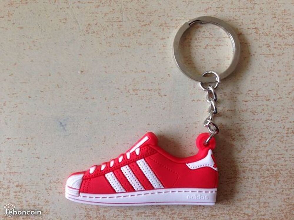 Porte cl&eacute; basket adidas model superstar 