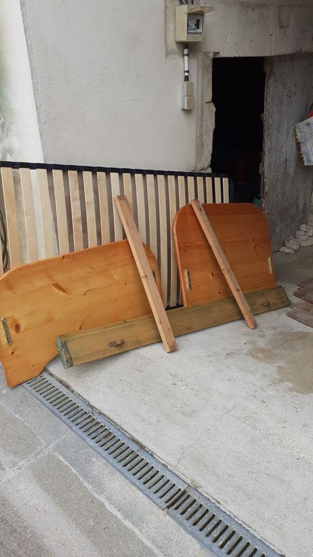 lit en pin bonne &eacute;tat Meubles