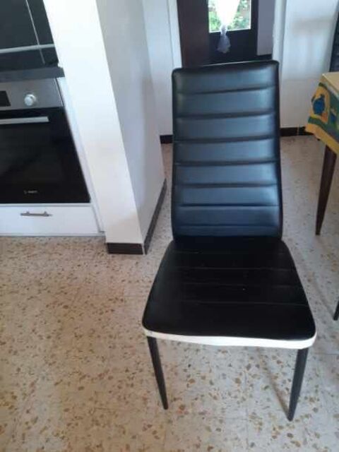 table avec chaise 100 Le Barcars (66)
