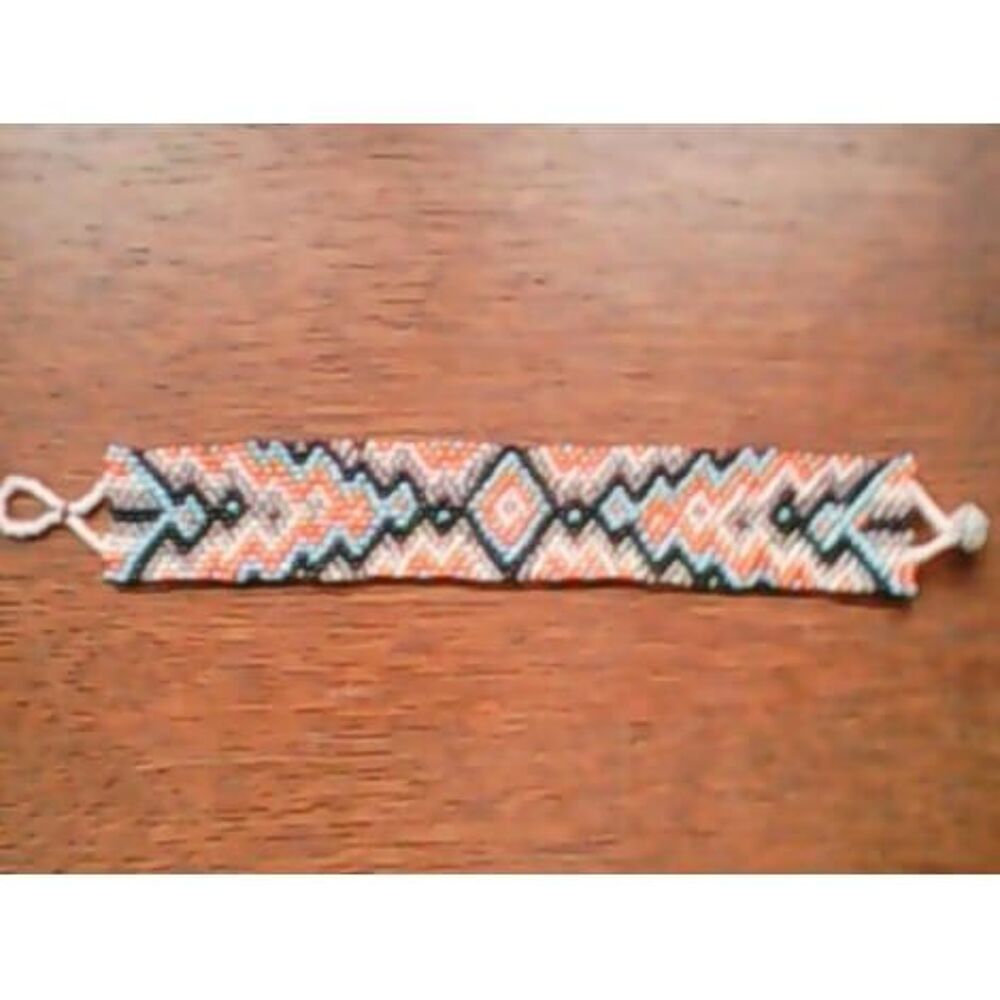 Bracelet manchette en perles
Bijoux et montres