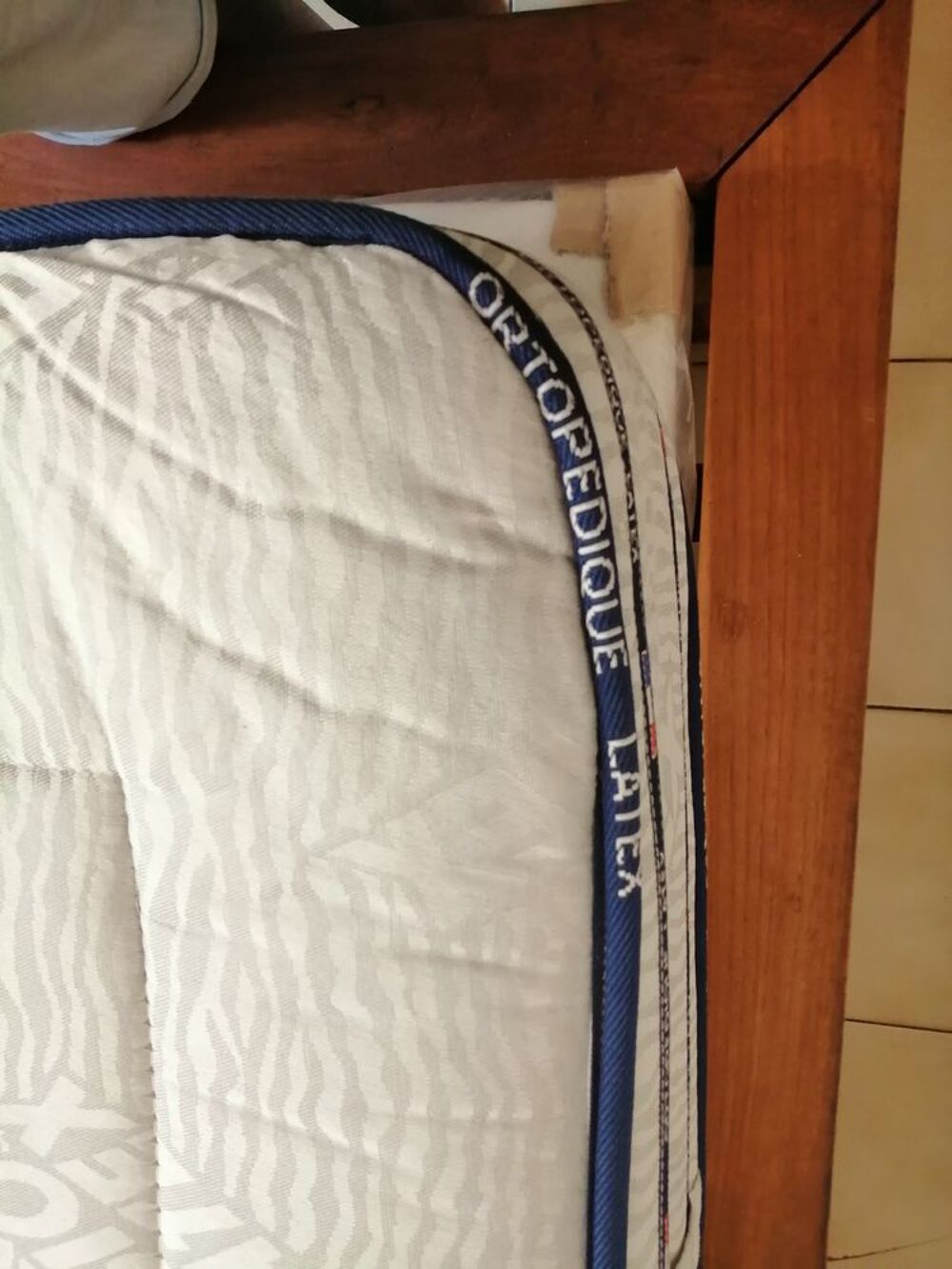 lit teck et parure compl&egrave;te matelas et sommier 160X200CM Meubles