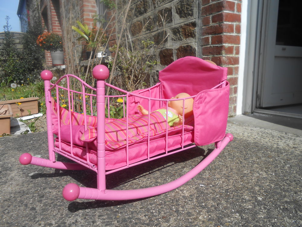 Berceau neuf pour enfant avec poup&eacute;e Jeux / jouets