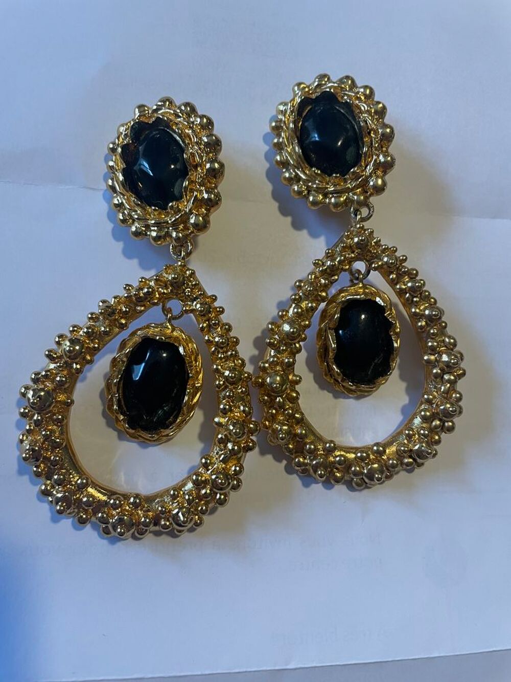 BO ovales perl&eacute;es dor&eacute;es Pendant ovale serti cabochons noir Bijoux et montres