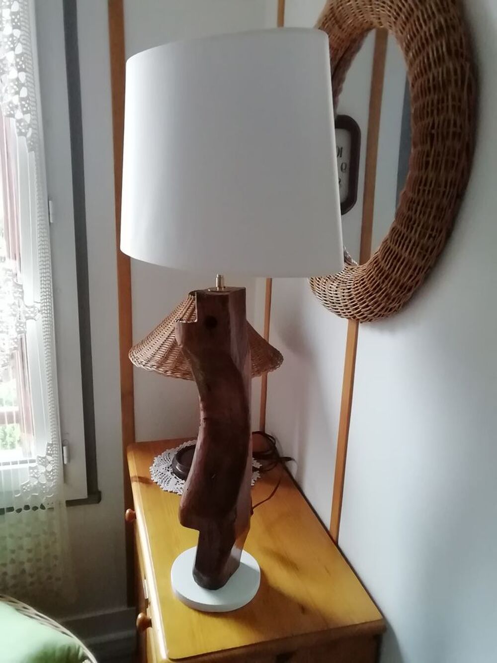 Grande lampe pied pi&egrave;ce de bois ancienne. Décoration