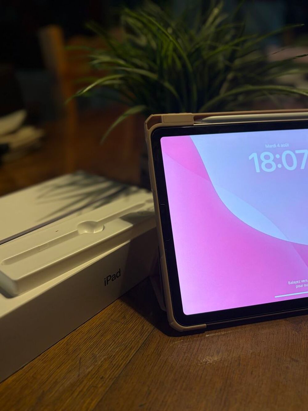 Apple iPad Air 5? g&eacute;n&eacute;ration ? Neuf avec stylet + recharge + Téléphones et tablettes