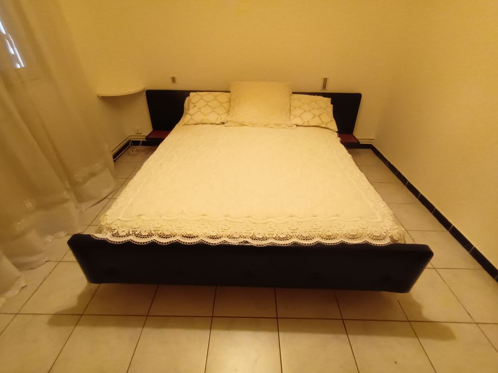 Lit 140x190cm avec sommier et tablettes Meubles
