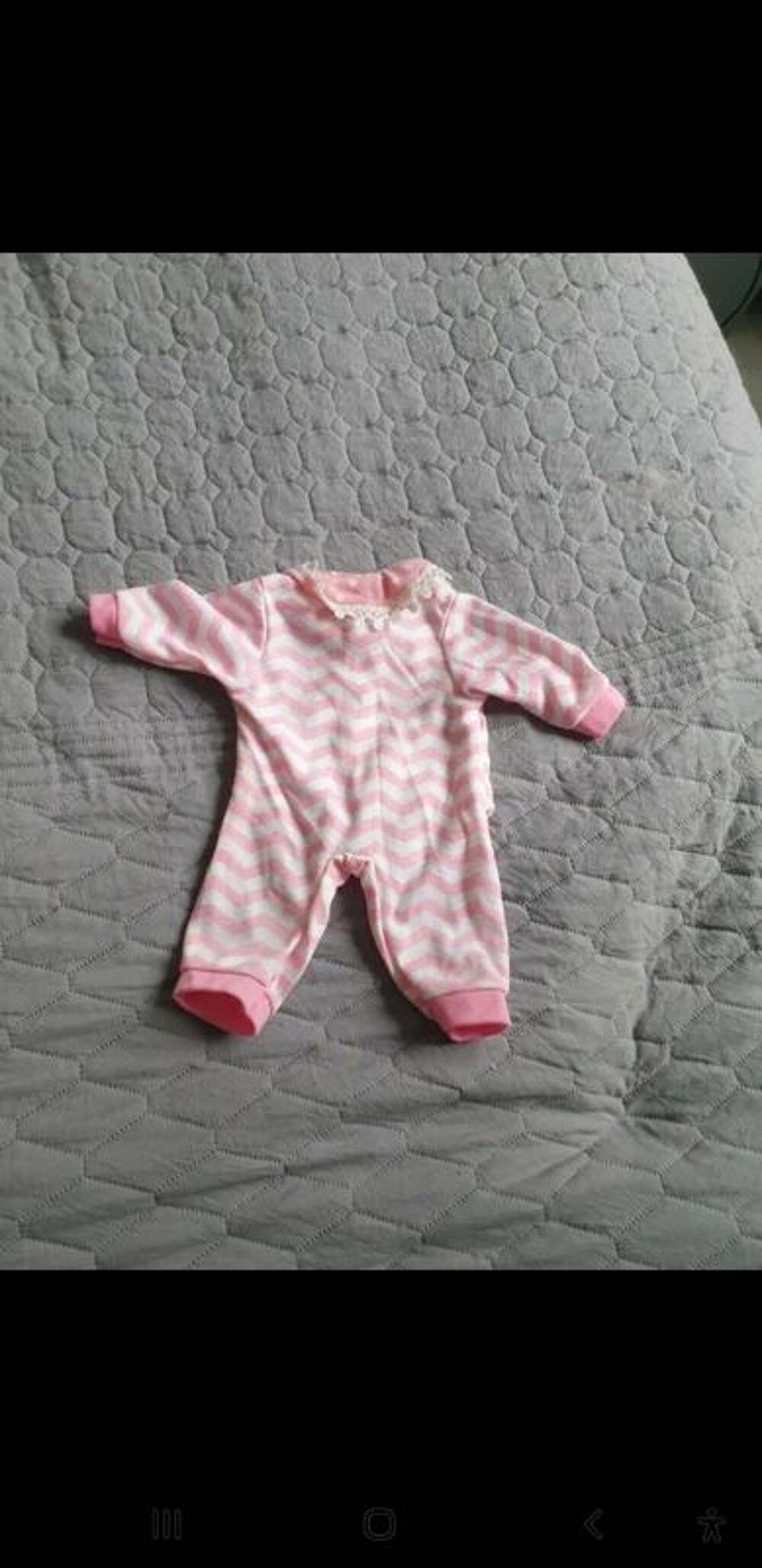 3 poupons et leurs v&ecirc;tements
Jeux / jouets