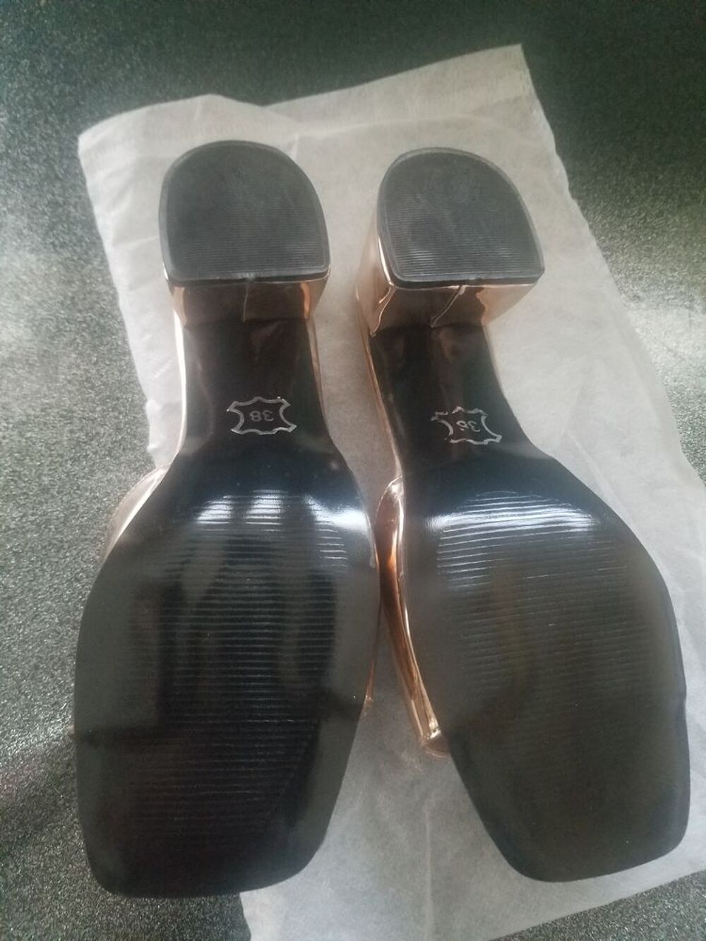 Claquette dor&eacute;e Chaussures