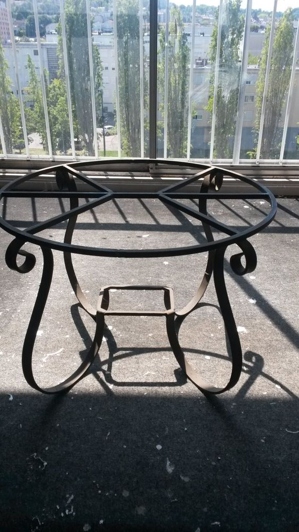 2 tables fer forg&eacute;: rectangulaire + ronde Meubles