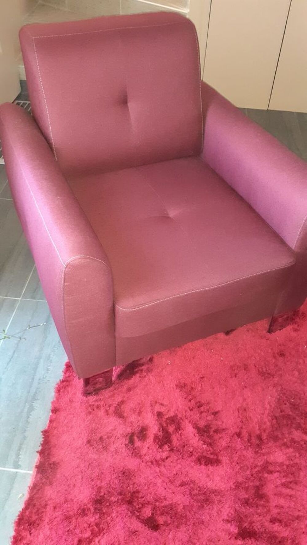 Canap&eacute; et fauteuil tissus couleur rouge framboise Meubles