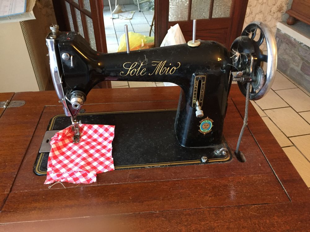 Ancien machine a coudre Meubles