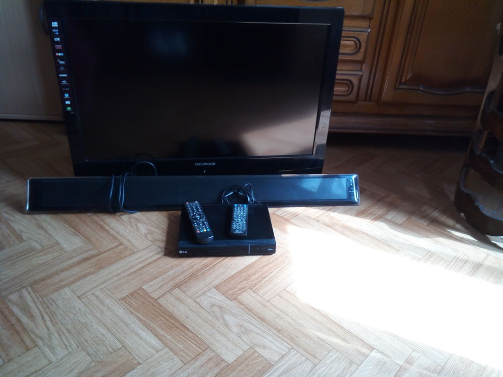 TV 82 cm avec bar de son et lecteur DVD
Audio et hifi