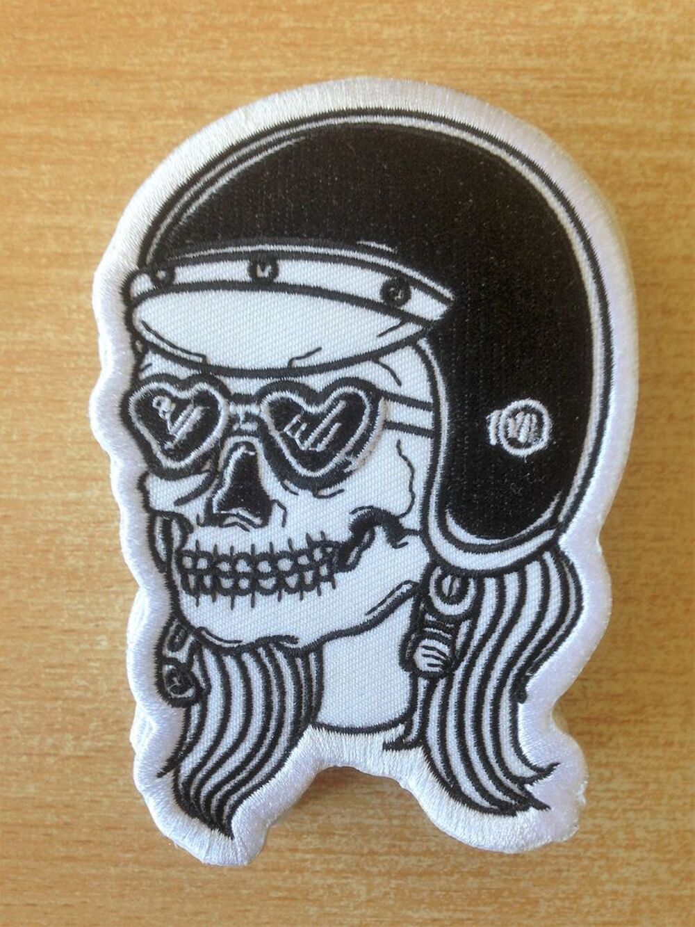 &eacute;cusson t&ecirc;te de mort bikeuse motarde 11x7,5 cm 
