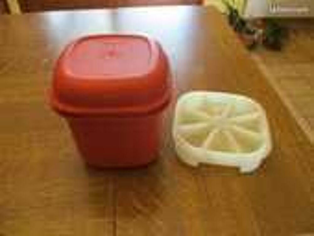 Mignonnette tupperware rouge et couvercle rouge et autres Décoration