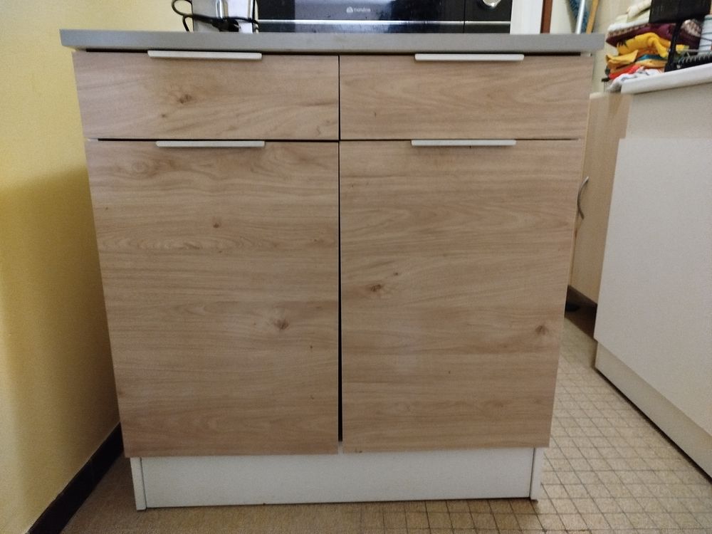 Gazini&egrave;re, un meuble de cuisine, une table 
et chaises Meubles