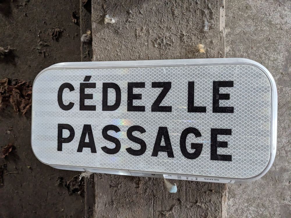 panneau de circulation C&Eacute;DER LE PASSAGE en alu voir photo.
F Décoration