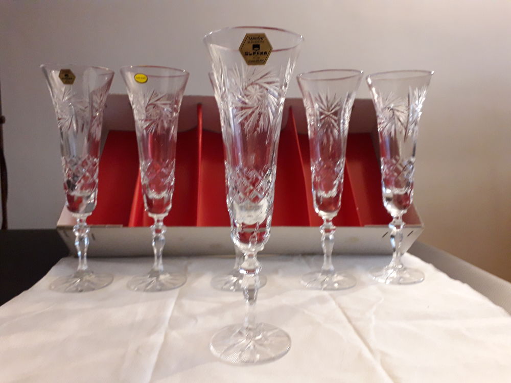 Flutes &agrave; champagne anciennes Cristal de Boh&egrave;me taill&eacute;es main D�coration
