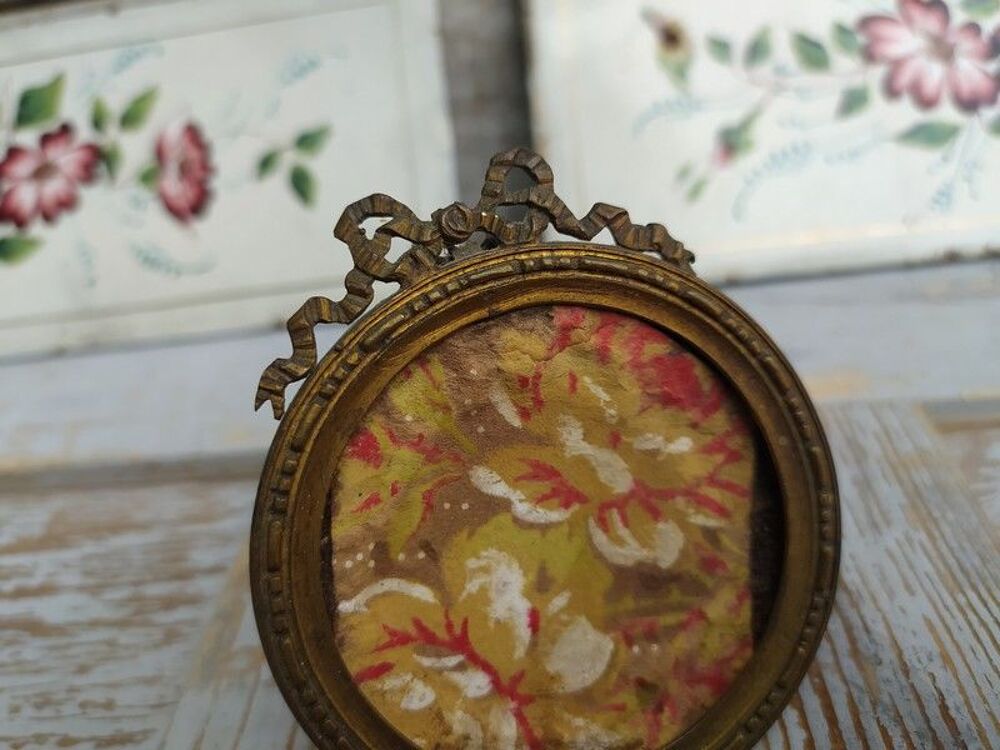 Ancien Petit Cadre Porte Photo Rond Laiton Style Louis XVI
Décoration