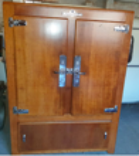ancien frigo de boucher en ch&ecirc;ne Meubles