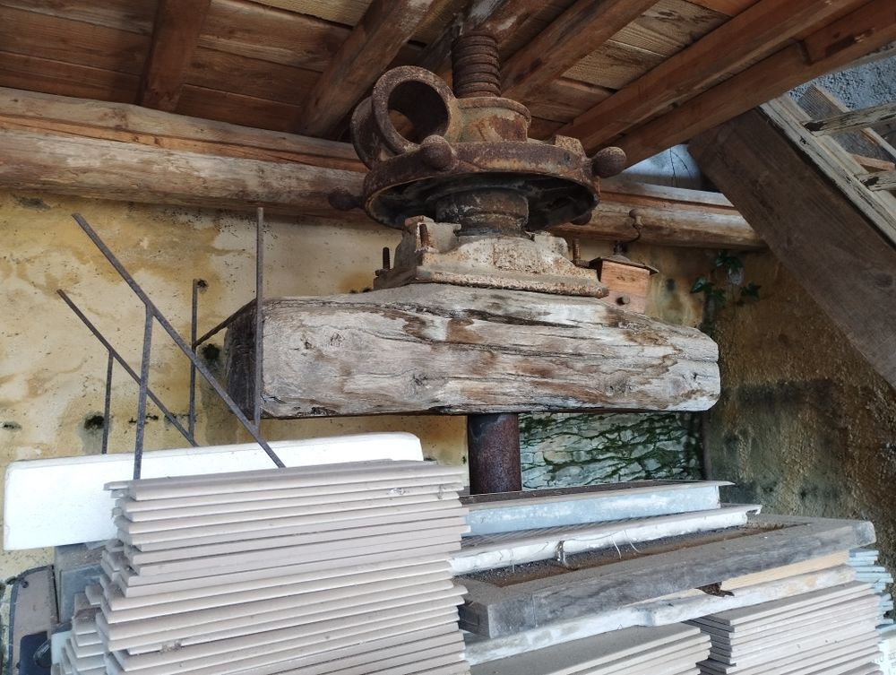 DONNE PRESSOIR TRES BELLE PIERRE 2MX2M environ 2tonne
Jardin