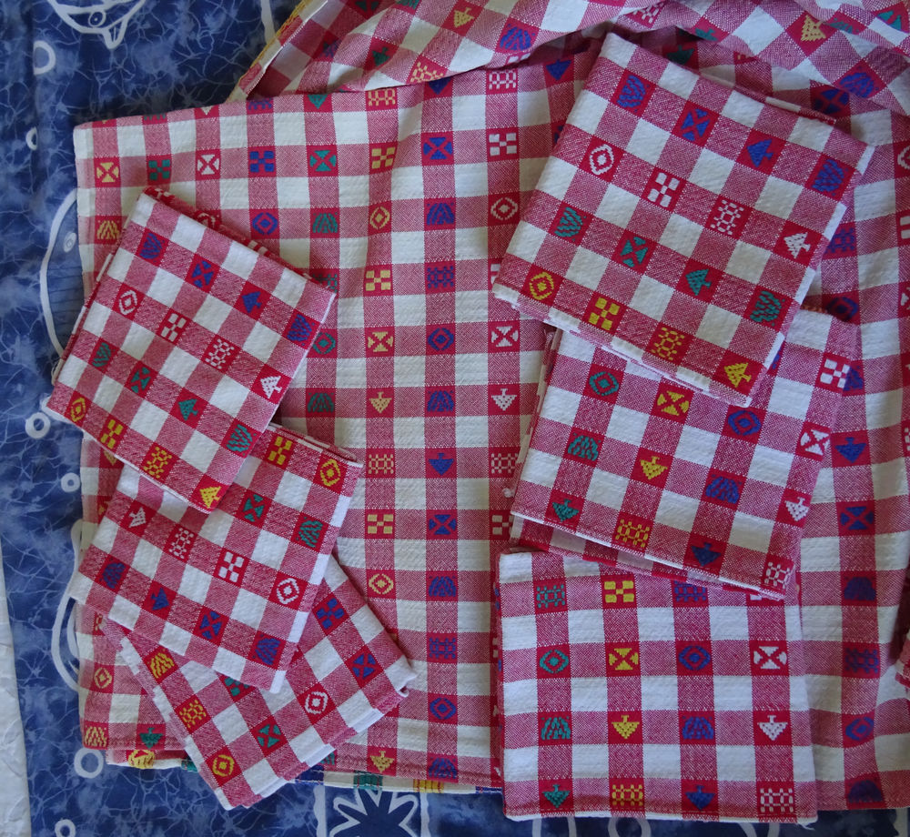 nappe et serviettes &agrave; carreaux rouges Cuisine