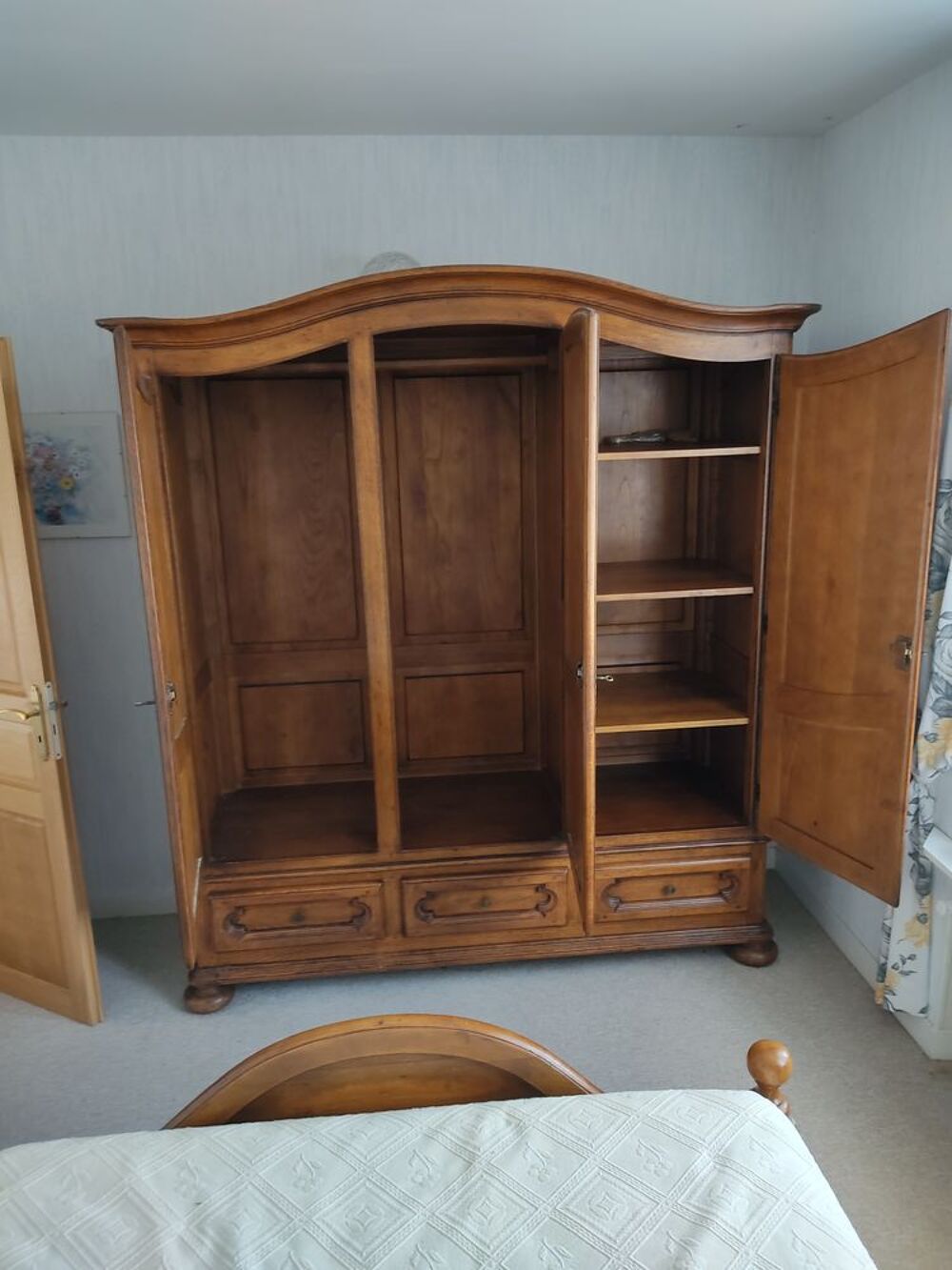 Armoire bois 3 portes 3 tiroirs Meubles