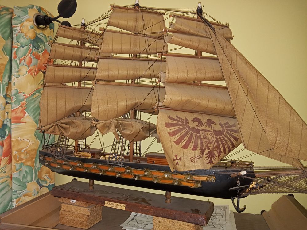 Maquette de fr&eacute;gate espagnole 1780 en bois avec voiles..; Dcoration