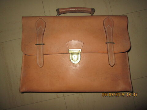 Cartable d'�colier en cuir 45 �pernay (51)
