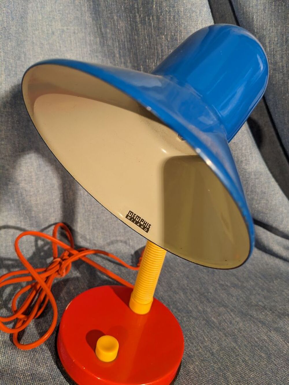 Lampe MEMPHIS Ettore Sottsass abat jour bleu Voir photos.
Ap Electroménager