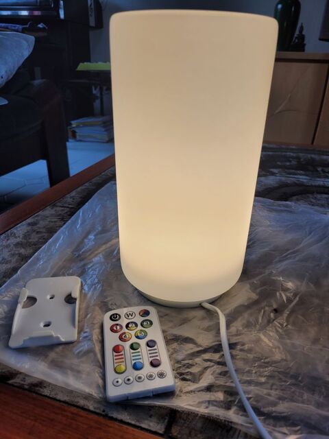 Lampe de table LED RGB � intensit� variable + t�l�commande, Voisins-le-Bretonneux (78)