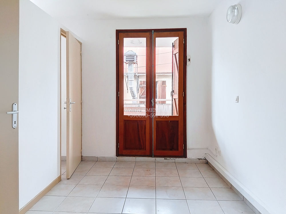   À louer – Immeuble de bureaux non meublé 80 m² – Emplacement central Basse-Terre Basse-terre
