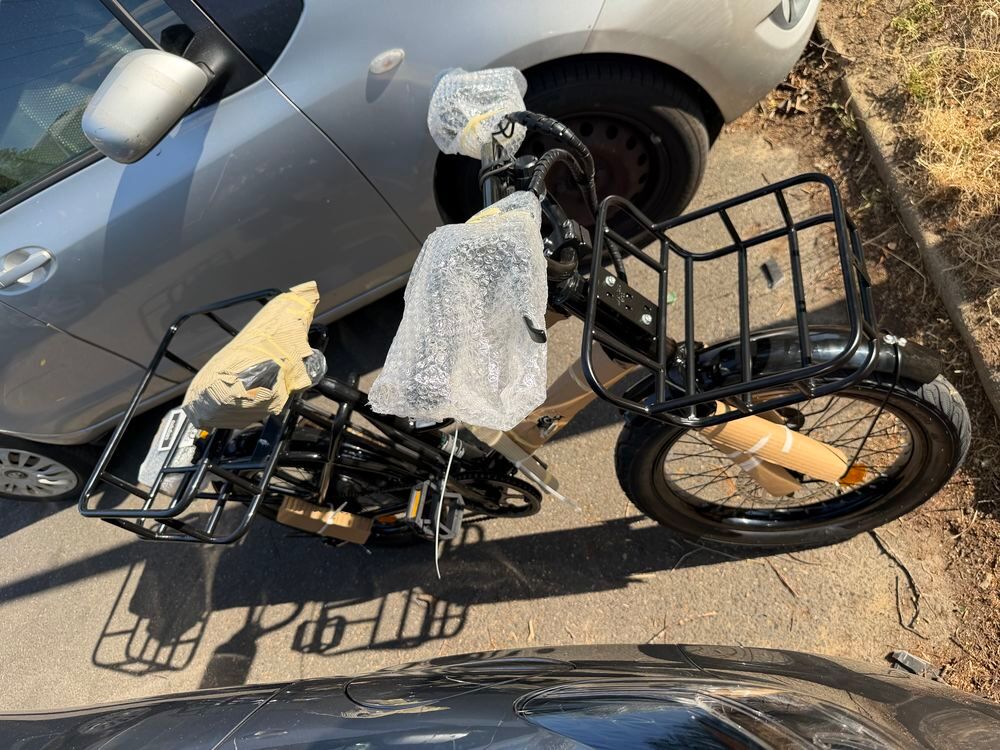 V&eacute;lo cargo noir avec porte-bagages avant et arri&egrave;re Vélos