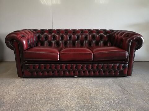 Canap chesterfield cuir rouge trois places 1500 Guclard (72)