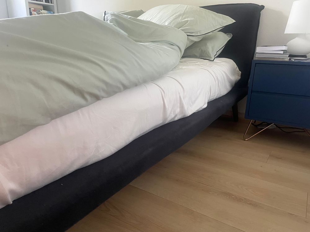 Lit double Aurore lin stonewashed + matelas. Tr&egrave;s bon &eacute;tat! Meubles