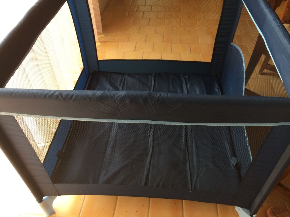 parc lit pliant avec sa housse pour b&eacute;b&eacute;, carr&eacute;. NEUF. 
Puériculture