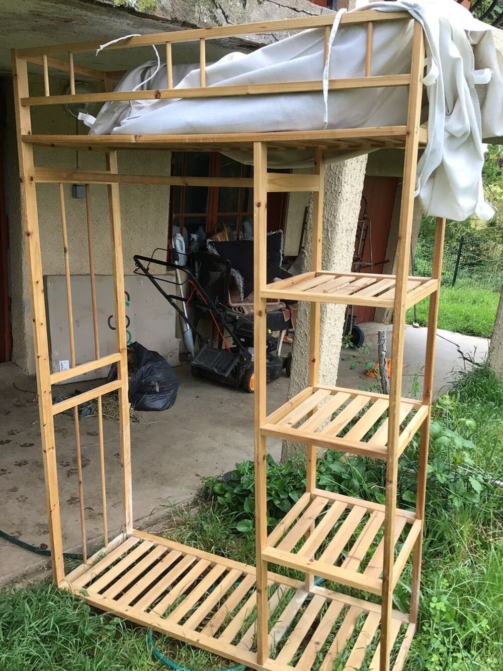 penderie en bois avec rideaux Meubles