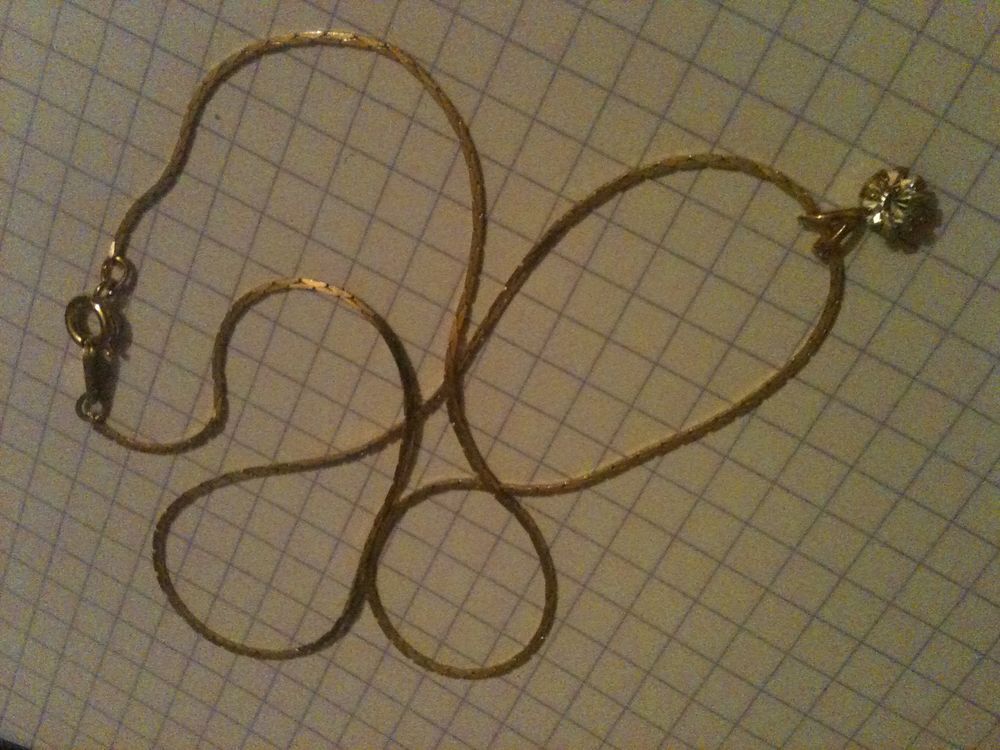 Collier cha&icirc;ne dor&eacute;e avec pendentif	 Bijoux et montres