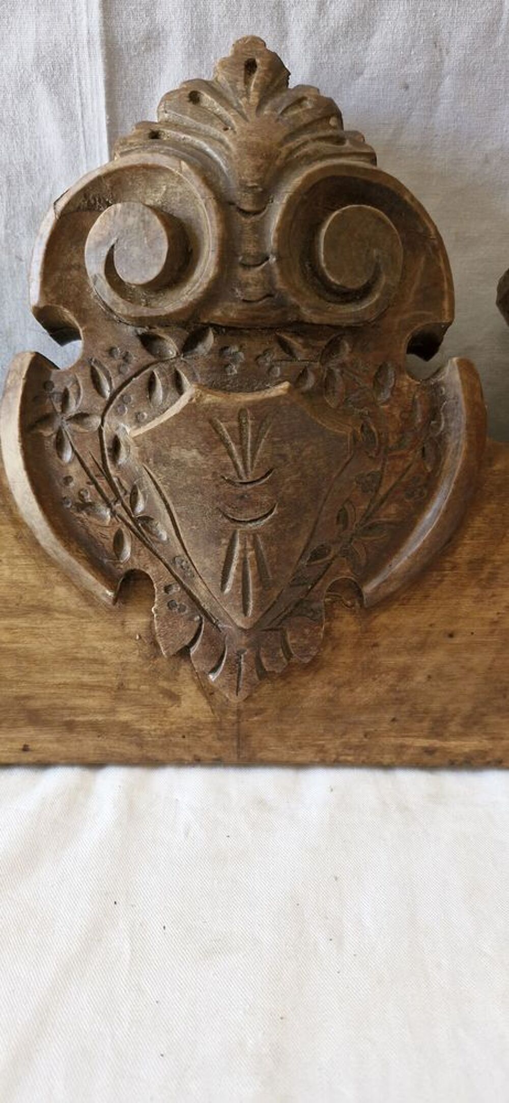 Ancien fronton sculpt&eacute; en bois ch&egrave;ne
Longueur 95cm
Décoration