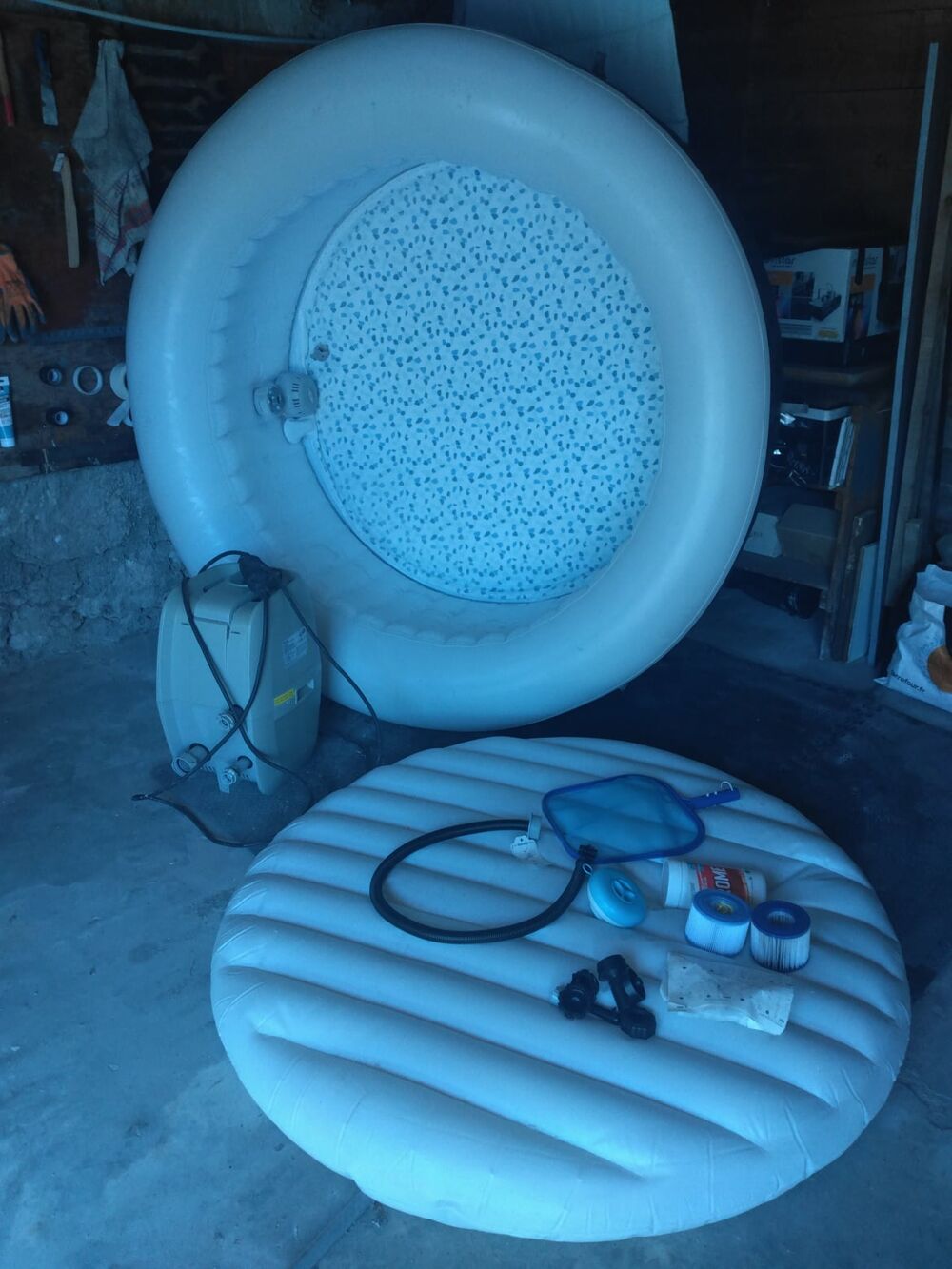 !!! BIEN LIRE L ANNONCE !!! 
Spa bestway lay-z-spa 4 places Jardin