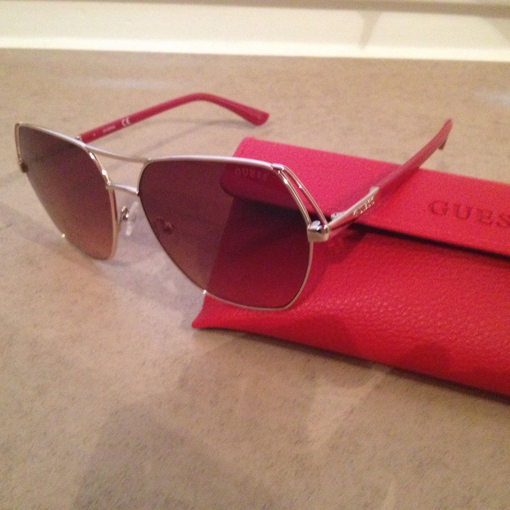 Lunettes Guess neuves Bijoux et montres