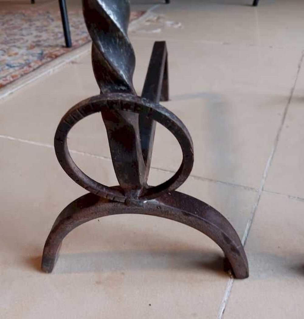 une paire de chenets m&eacute;talliques pour une chemin&eacute;e Décoration