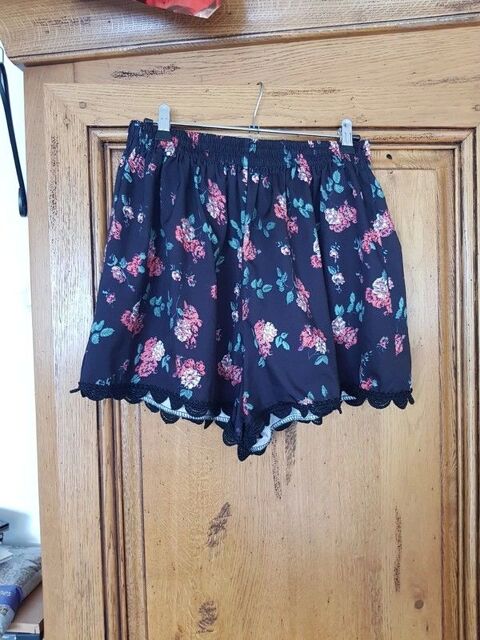 Short fleuri noir et rose rouge tres bon etat mesure taille 6 Viriat (01)