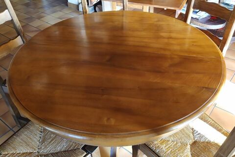 TABLE NOYER MASSIF RONDE OU OVALE 
300 Pringy (74)