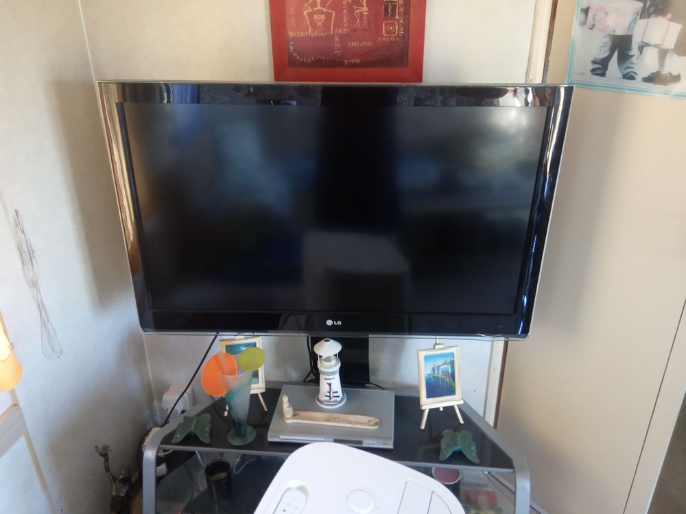T&eacute;l&eacute;viseur. Marque LG grand &eacute;cran+ meuble tr&egrave;s bon &eacute;tat Photos/Video/TV