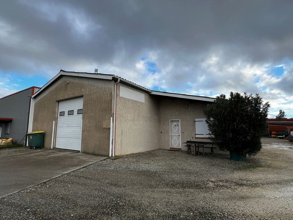   Entrepôt de 236 m² avec bureaux et 4 places de parking 