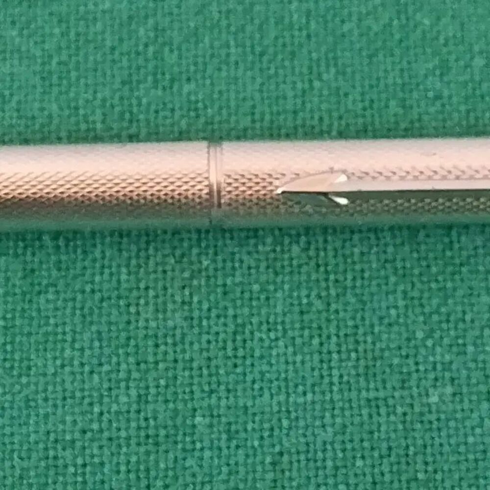 Stylo &agrave; bille Parker en acier cisel&eacute; Bijoux et montres