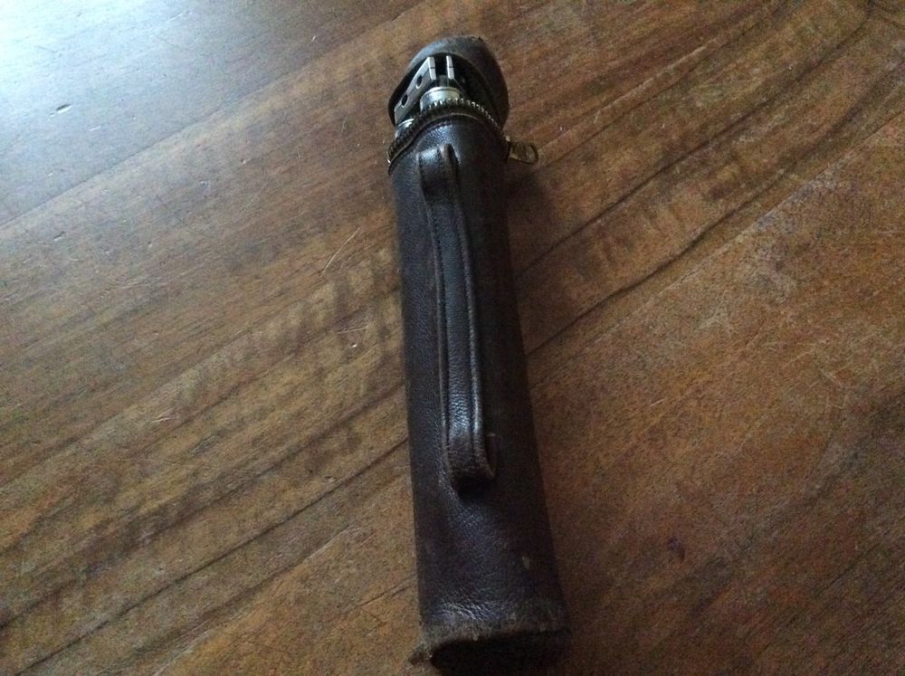 pied appareil photo ancien et sa sacoche 