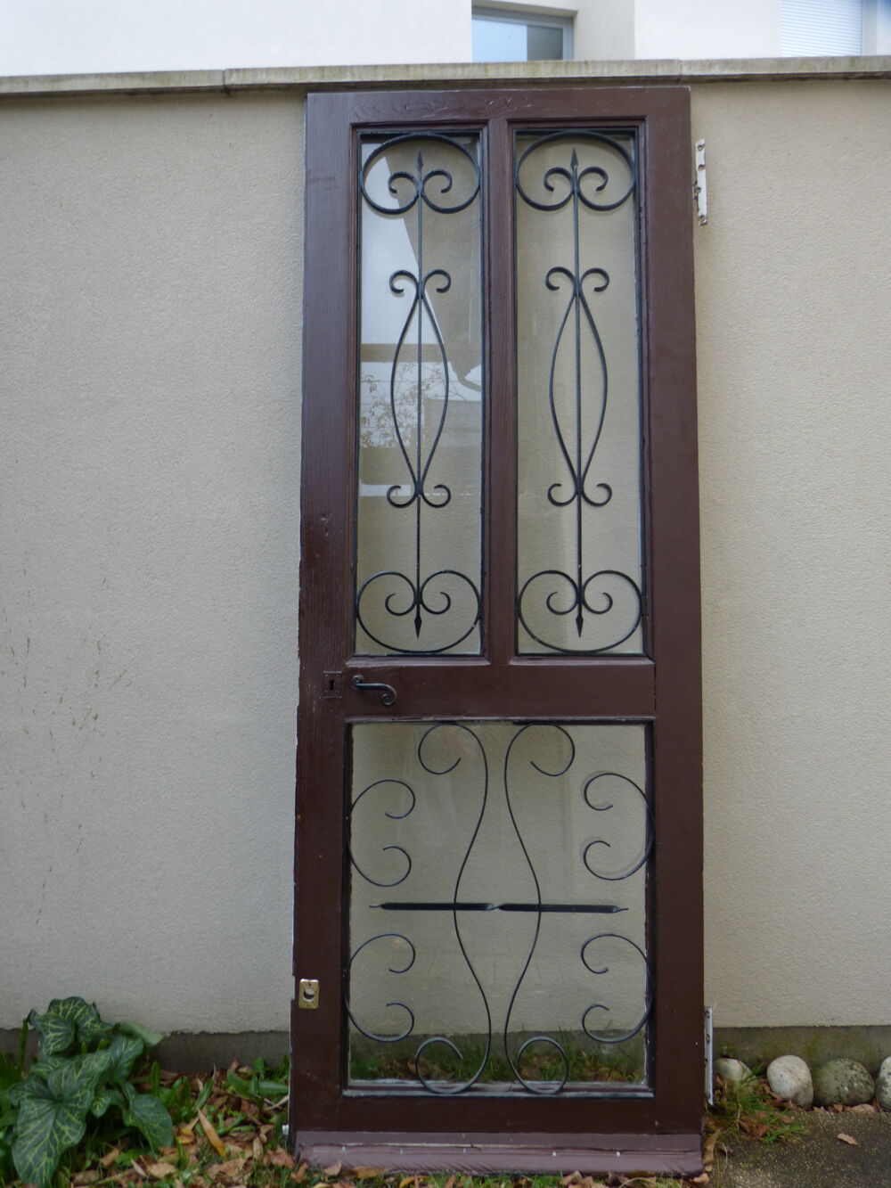porte ancienne bois et grille fer forg&eacute; Meubles