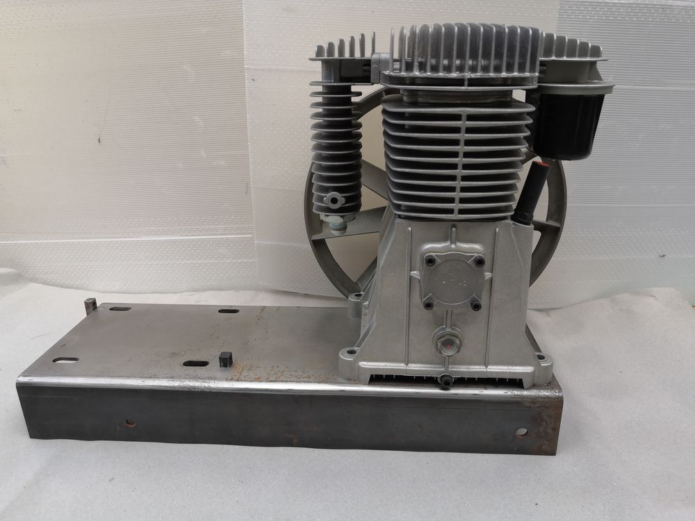 Compresseur d' AIR "NEUF" et r&eacute;servoir de 200 litres "NEUF" Bricolage