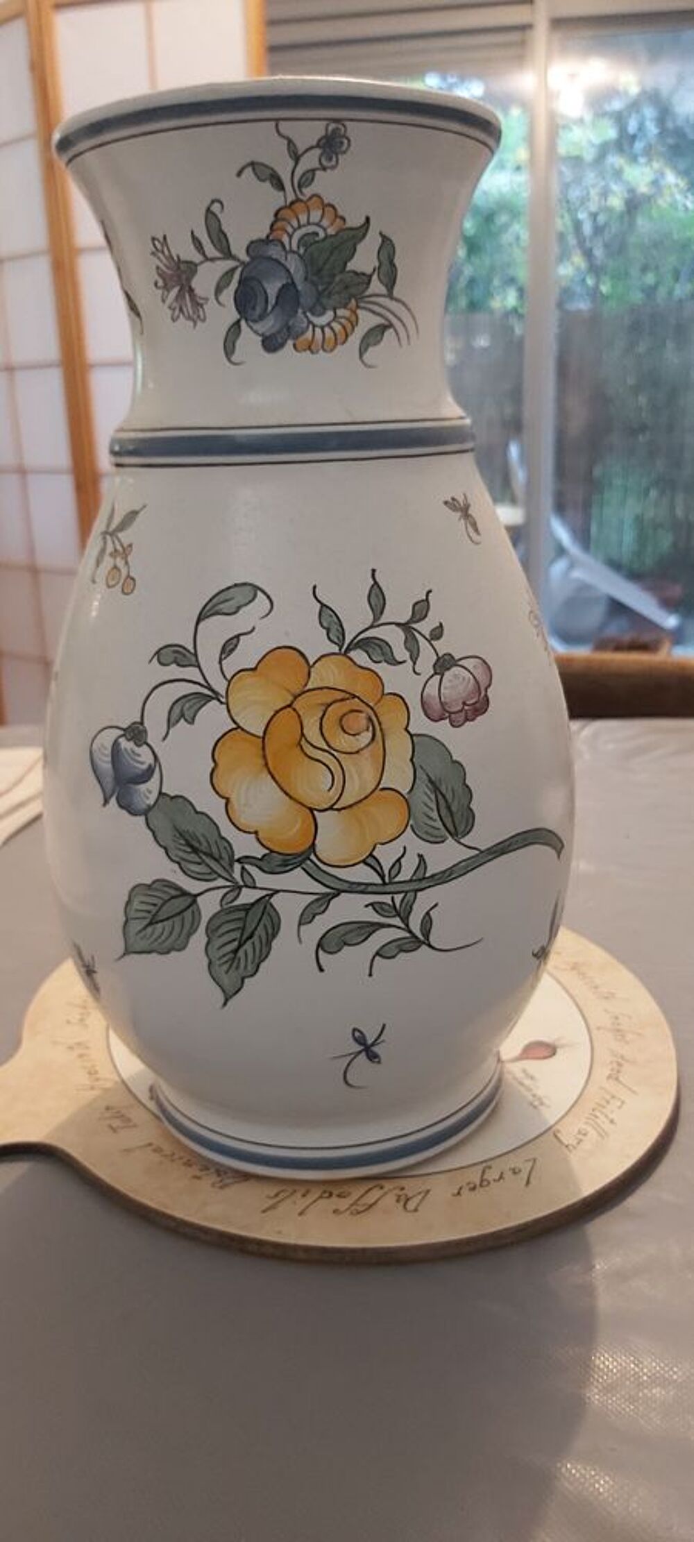 Vase d&eacute;coratif, certainement fabriqu&eacute; &agrave; Meillonnas (01). Décoration